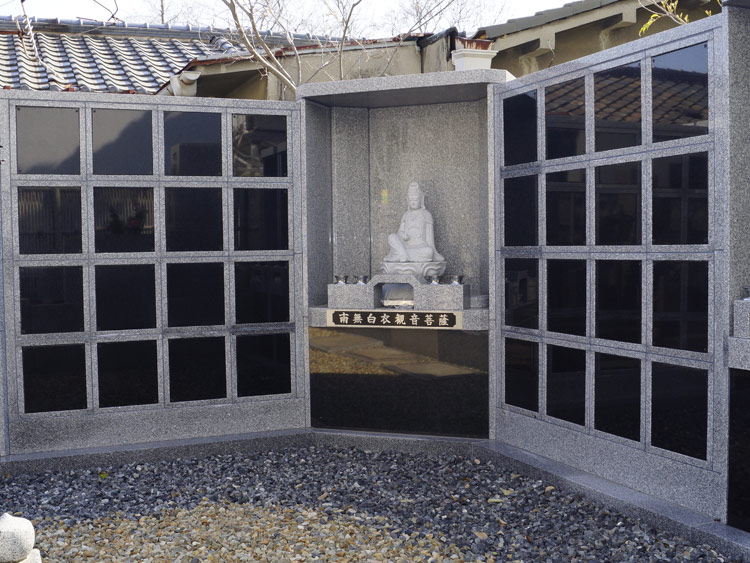 銀山寺の納骨壇